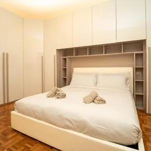 Appartamento Trilocale Con Parcheggio Privato, Milano